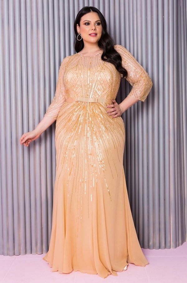 vestido de festa plus size dourado com manga 3/4 