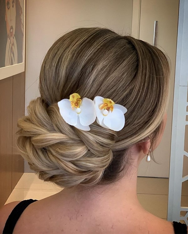 penteado de festa coque com flores