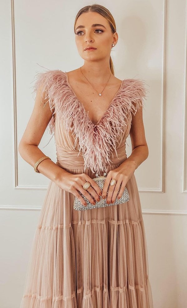 vestido longo nude com plumas para madrinha de casamento