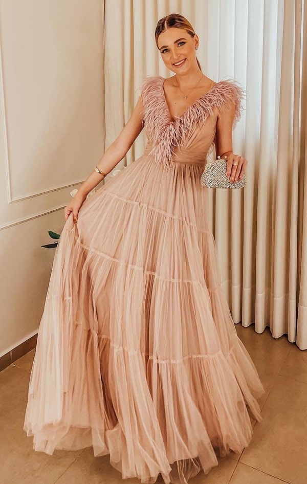 vestido longo nude com plumas para madrinha de casamento