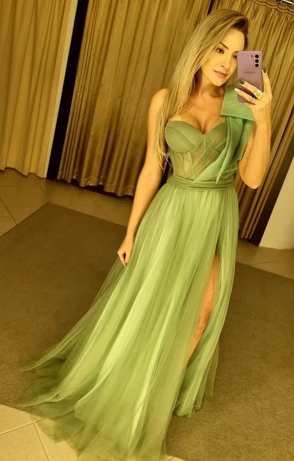 vestido longo verde oliva de tule com um ombro só