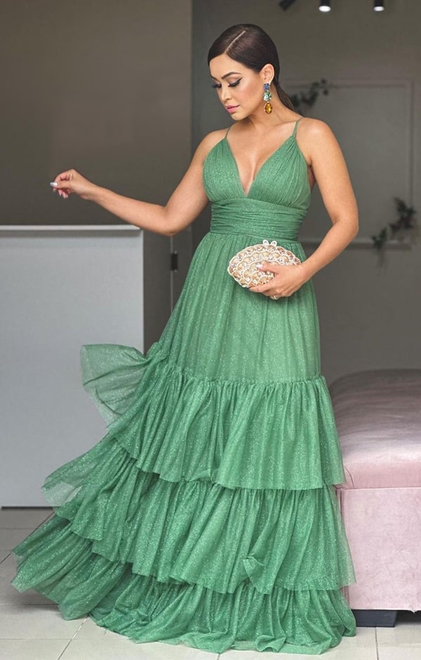 Vestido verde oliva de lurex com saia em camadas, cintura marcada e alças finas