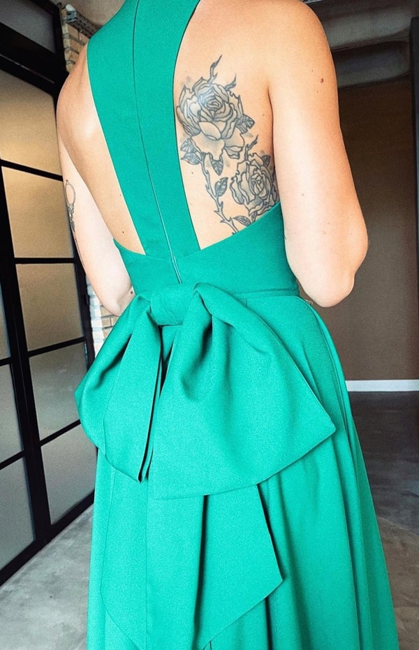 vestido de festa longo verde com decote e laço nas costas