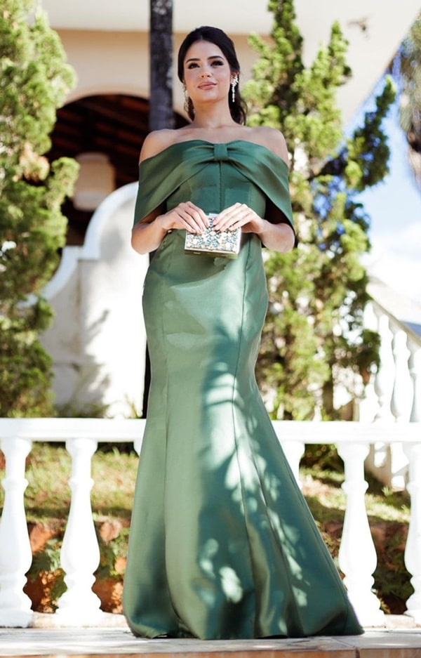 Vestido verde oliva estruturado com laço no busto para madrinha de casamento noite