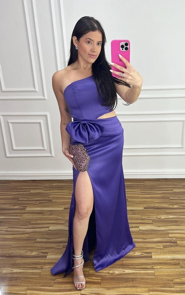 vestido de festa longo roxo justo com fenda e laço na cintura