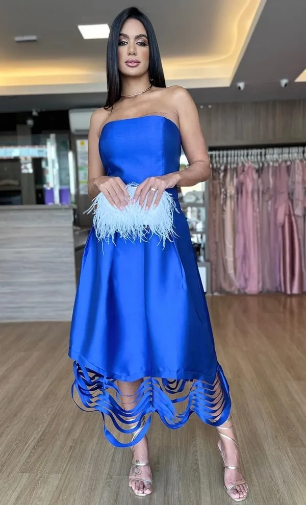 Vestido midi azul royal com decote tomara que caia e barra trabalhada com recortes