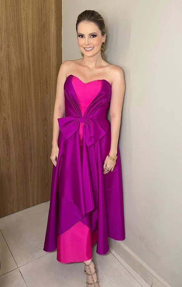 vestido de festa midi pink e fúcsia com decote tomara que caia e laço na cintura