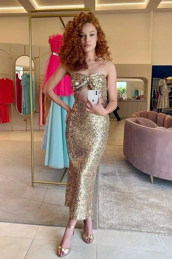 vestido longuete para festa, vestido dourado justo bordado em paetês com recorte e decote tomara que caia