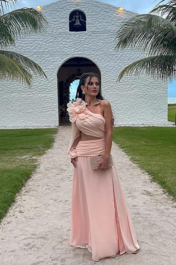 vestido para convidada de casamento na praia: vestido rose manga nula com recorte na cintura e maxi flor 3D no ombro