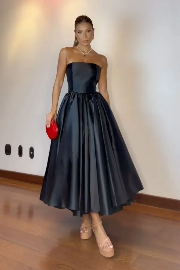 vestido midi preto com decote tomara que caia e saia rodada