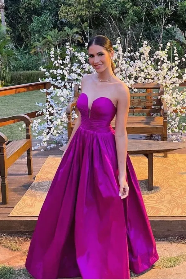 vestido fúcsia para madrinha de casamento ao ar livre