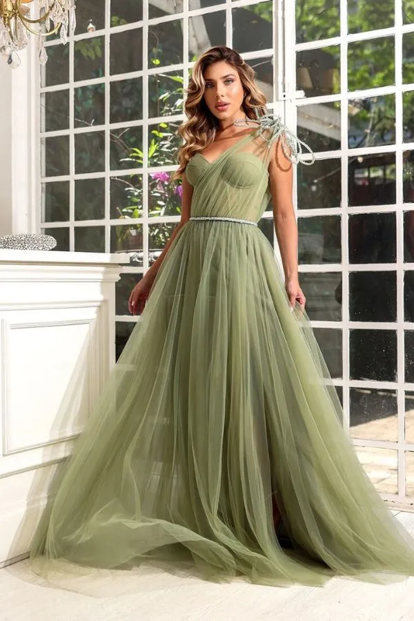 vestido verde oliva de tule com flor 3D no ombro