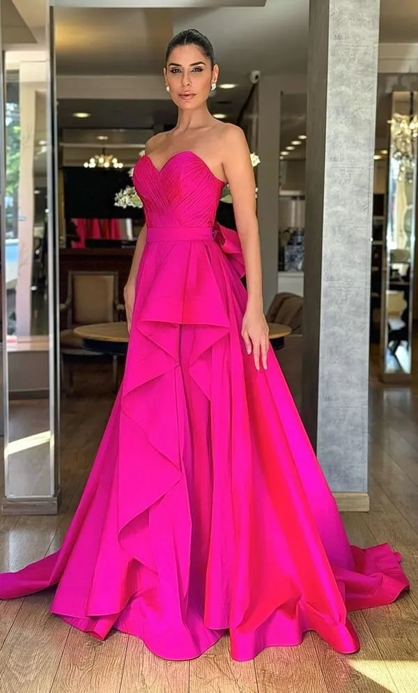 vestido rosa pink com volume na saia e decote tomara que caia