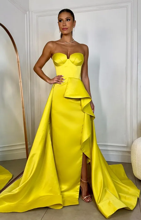 vestido de festa amarelo com corselete e saia com cauda